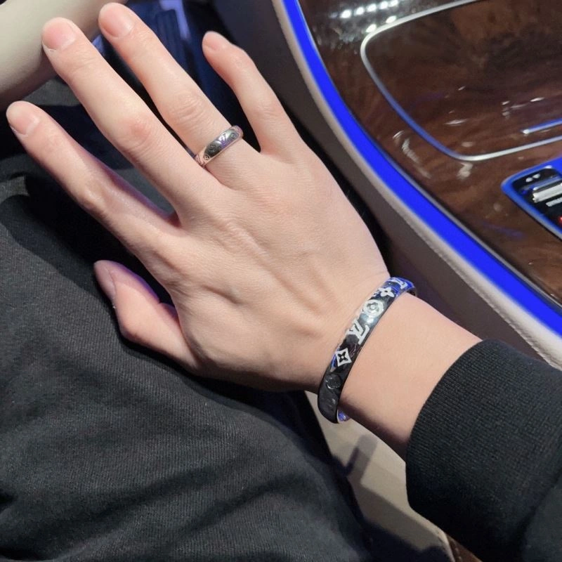 Louis Vuitton Bracelets Elegant 251112