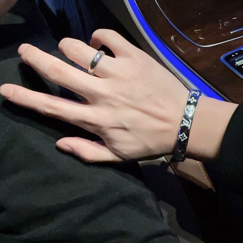 Louis Vuitton Bracelets Elegant 251112