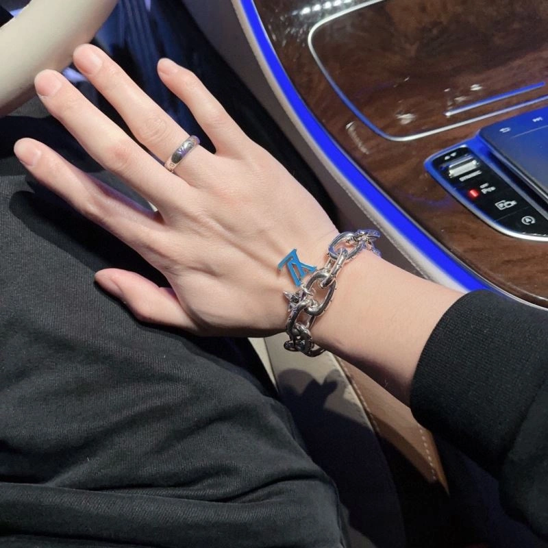 Louis Vuitton Bracelets Elegant 251112