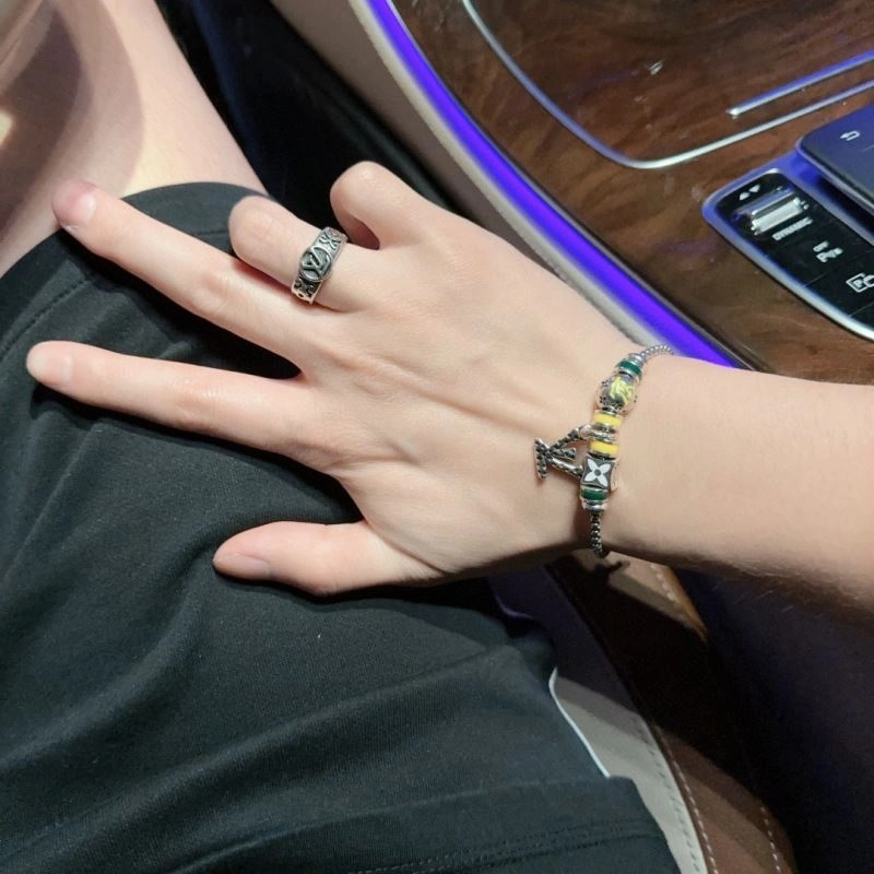 Casual Louis Vuitton Bracelets 251127