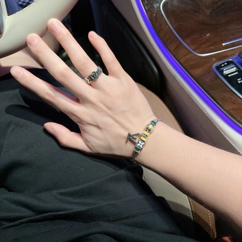 Casual Louis Vuitton Bracelets 251127