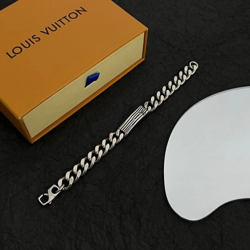 Chic Louis Vuitton Bracelets 251115