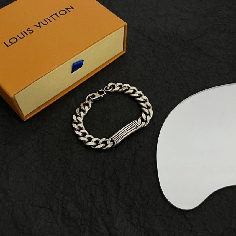 Chic Louis Vuitton Bracelets 251115