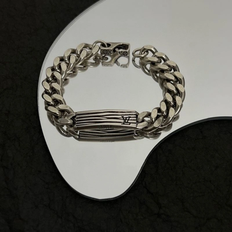 Chic Louis Vuitton Bracelets 251115