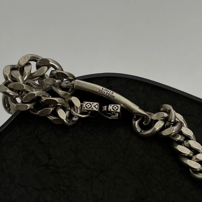 Chic Louis Vuitton Bracelets 251115