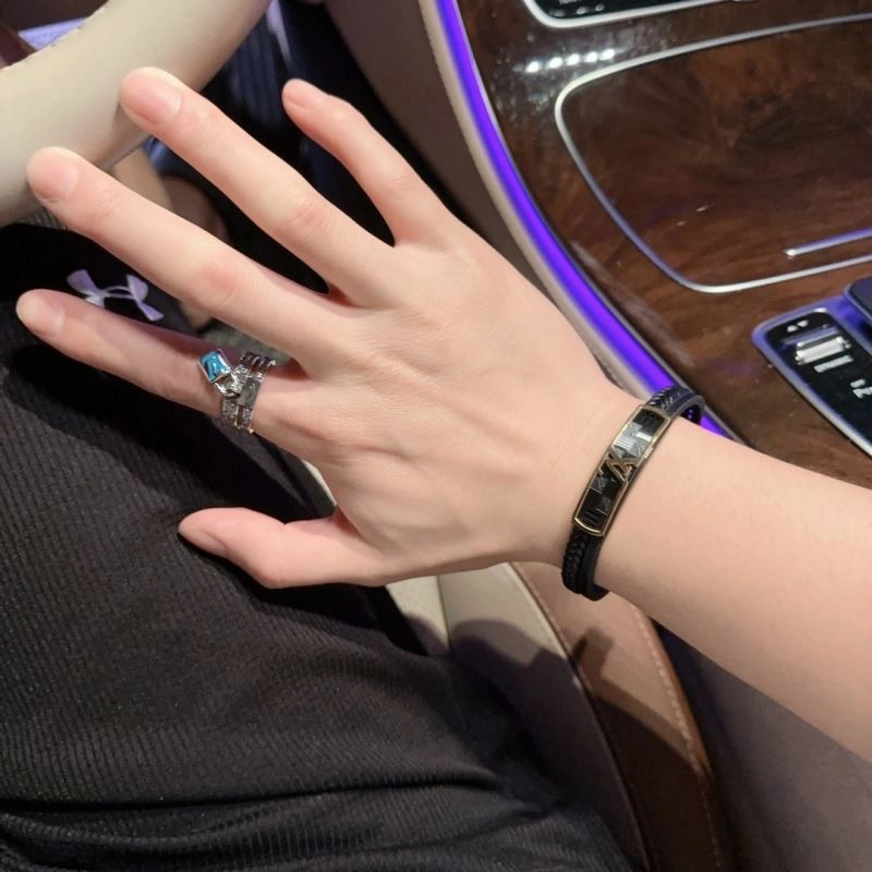 Classic Louis Vuitton Bracelets 251125