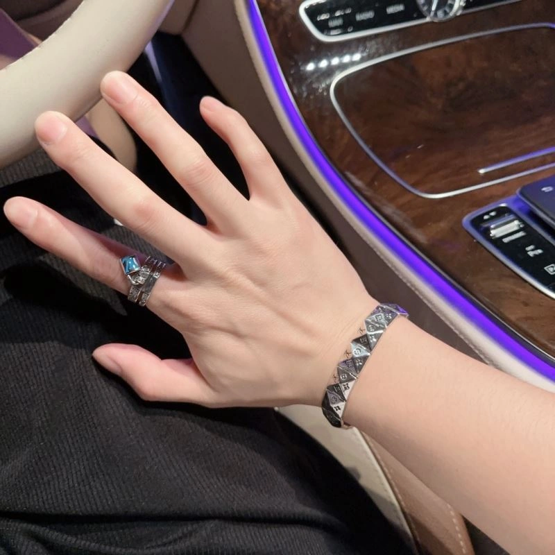 EyeCatching Louis Vuitton Bracelets 251136