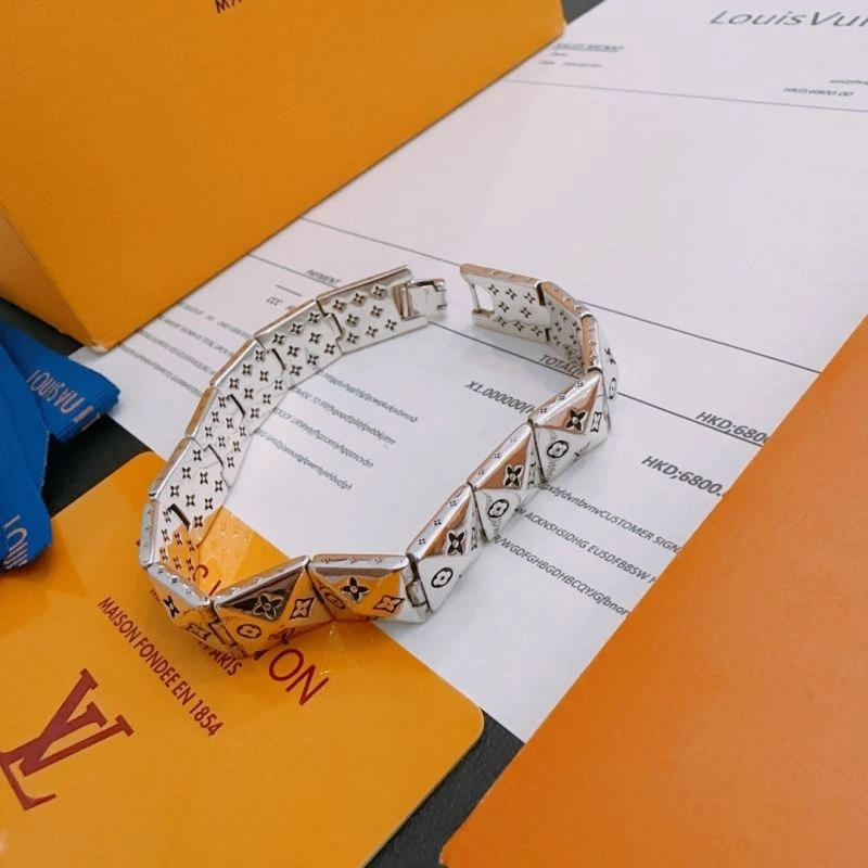 EyeCatching Louis Vuitton Bracelets 251136