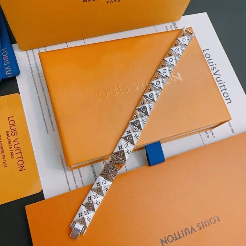 EyeCatching Louis Vuitton Bracelets 251136