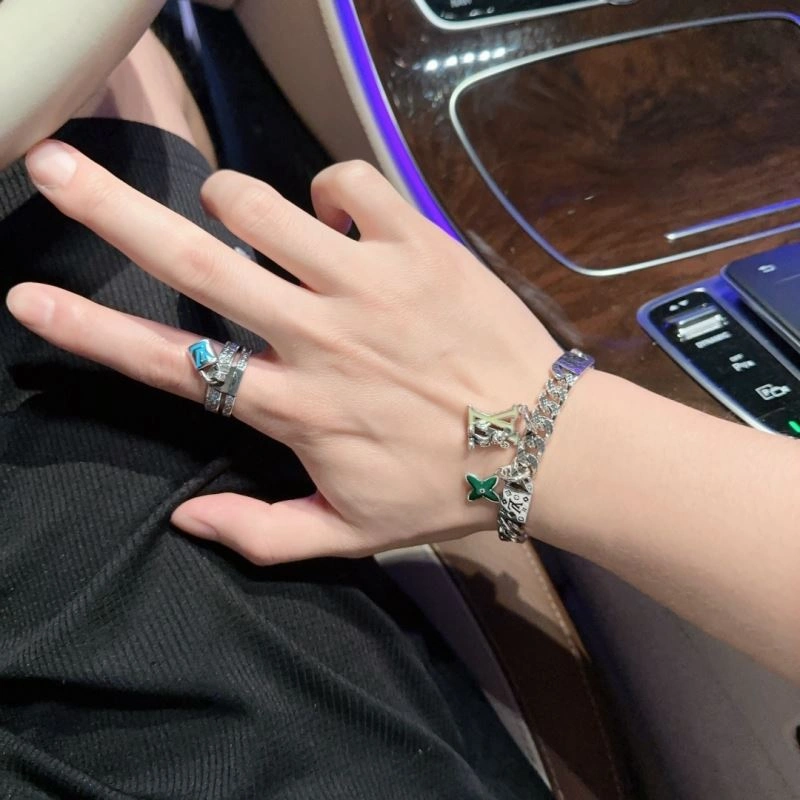 Comfortable Louis Vuitton Bracelets 251137