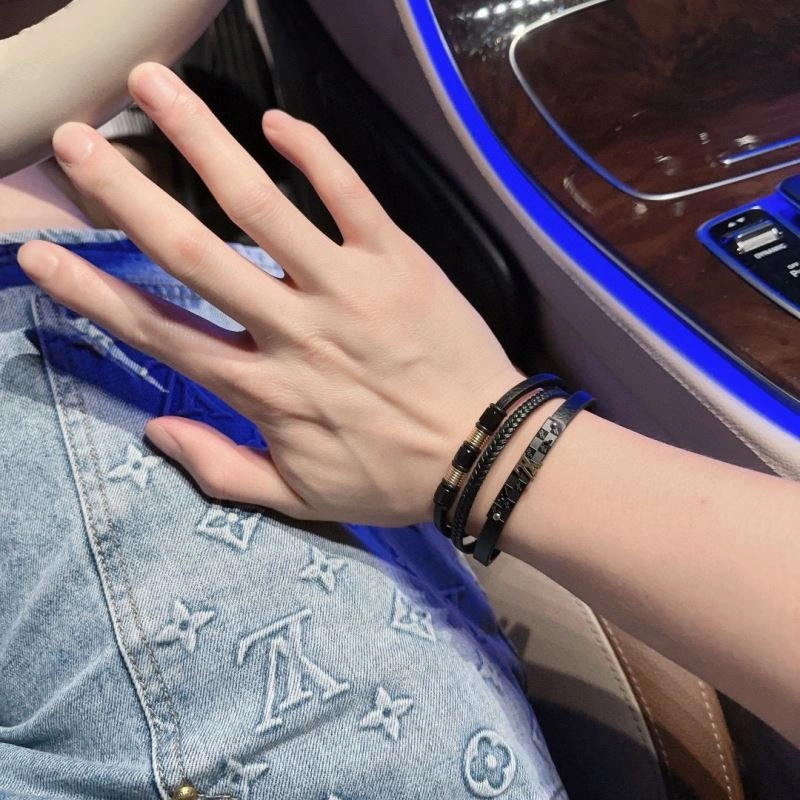 Louis Vuitton Bracelets UrbanChic 251107