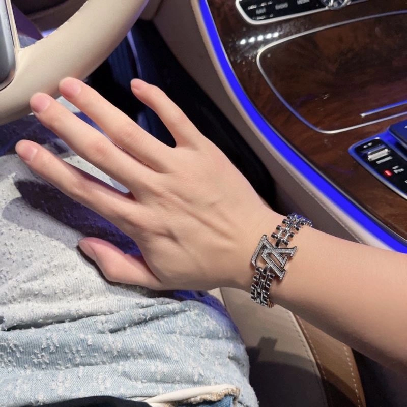 Sophisticated Louis Vuitton Bracelets 250981