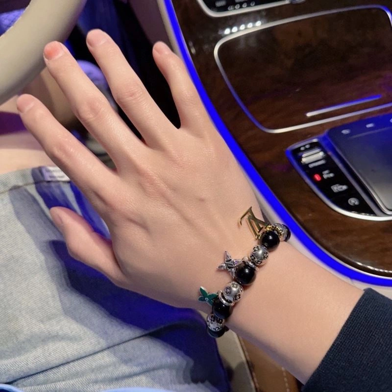 Lightweight Louis Vuitton Bracelets 250983