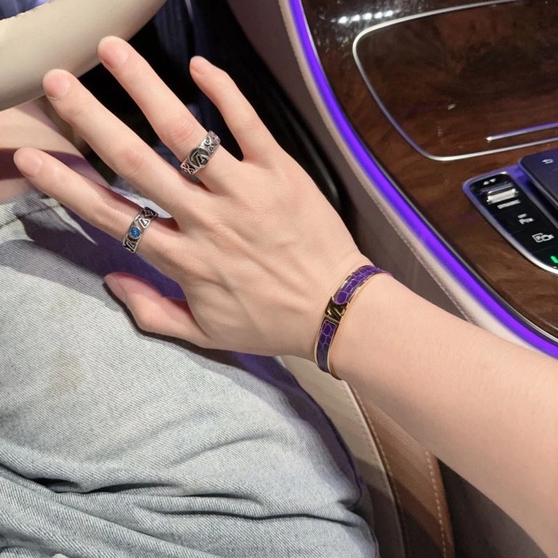 Bold Louis Vuitton Bracelets 250952