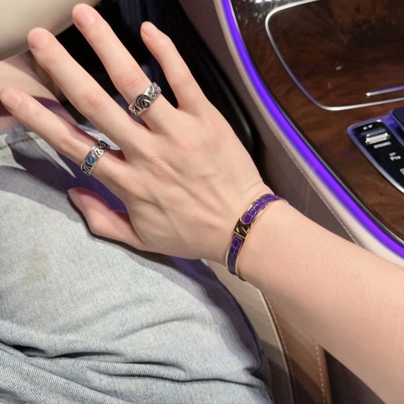 Bold Louis Vuitton Bracelets 250952