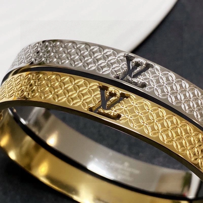 Sleek Louis Vuitton Bracelets 250971