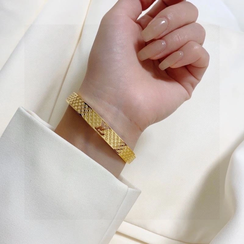 Sleek Louis Vuitton Bracelets 250971