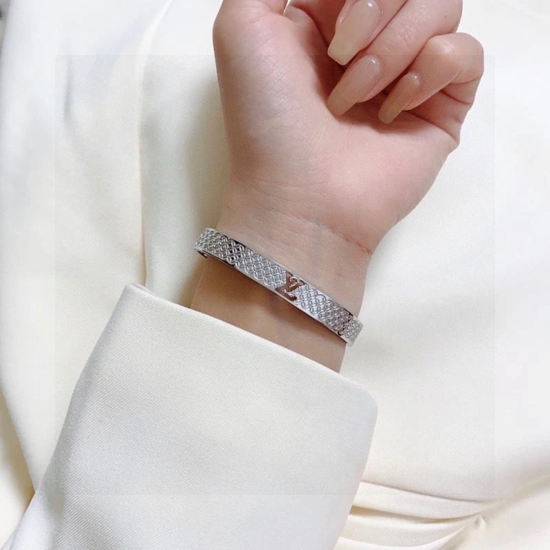 Sleek Louis Vuitton Bracelets 250971