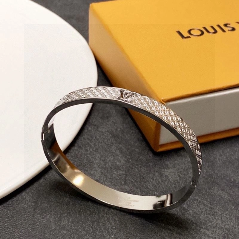 Sleek Louis Vuitton Bracelets 250971