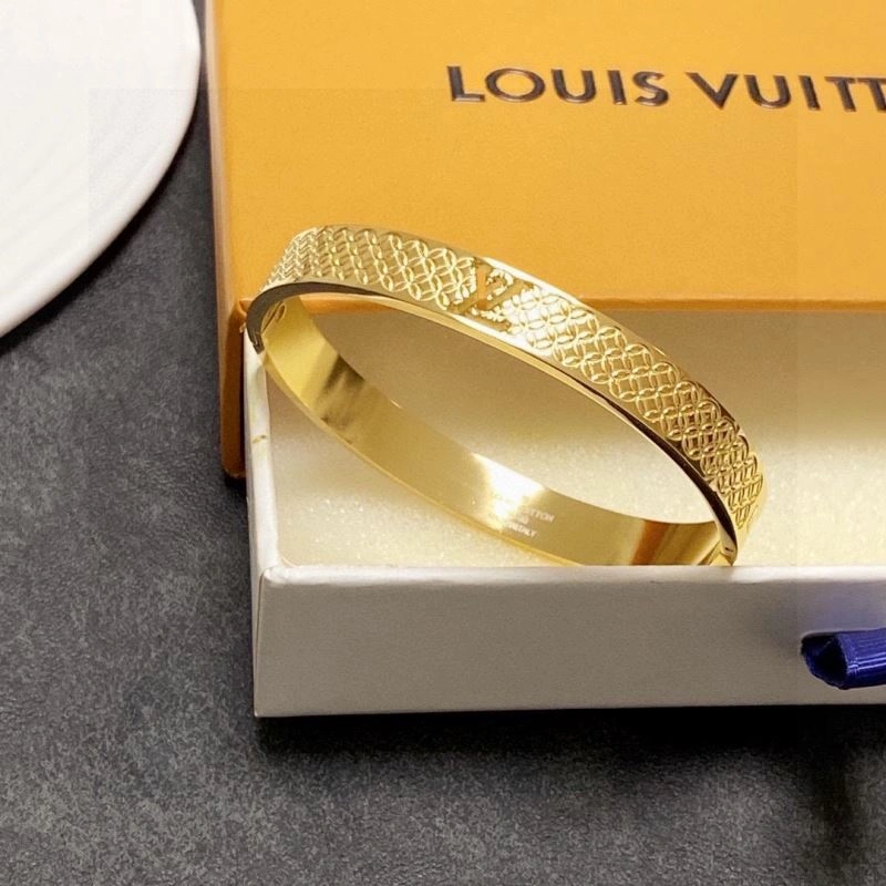 Sleek Louis Vuitton Bracelets 250971