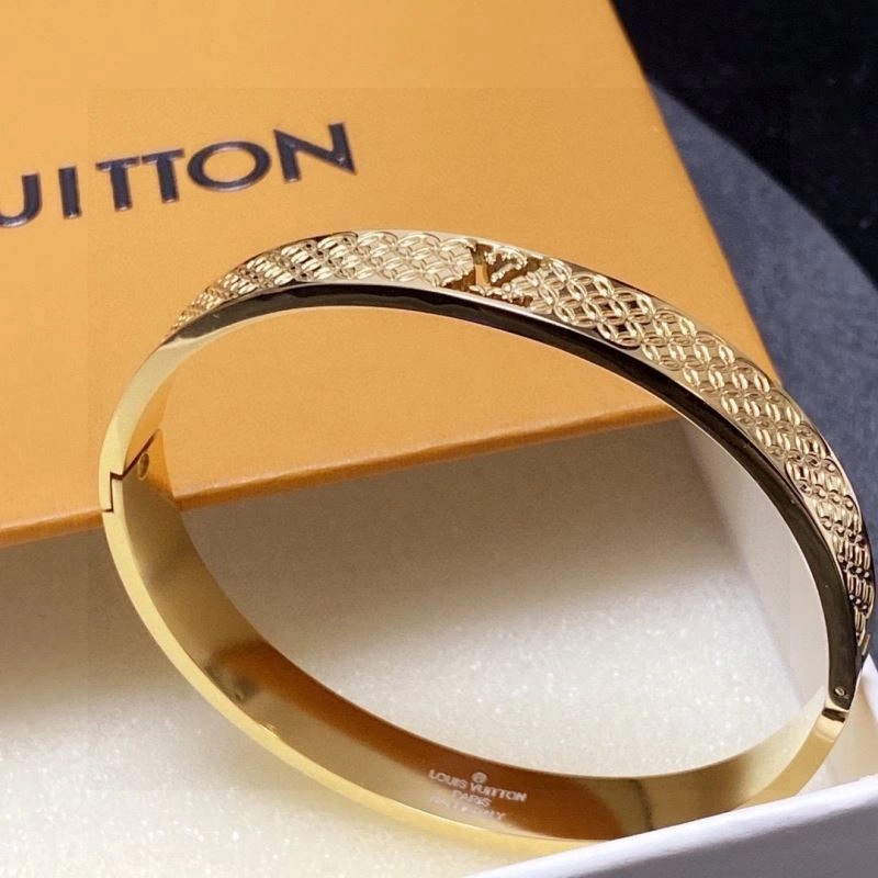 Sleek Louis Vuitton Bracelets 250971