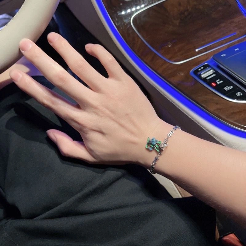 Trendsetting Louis Vuitton Bracelets 250969