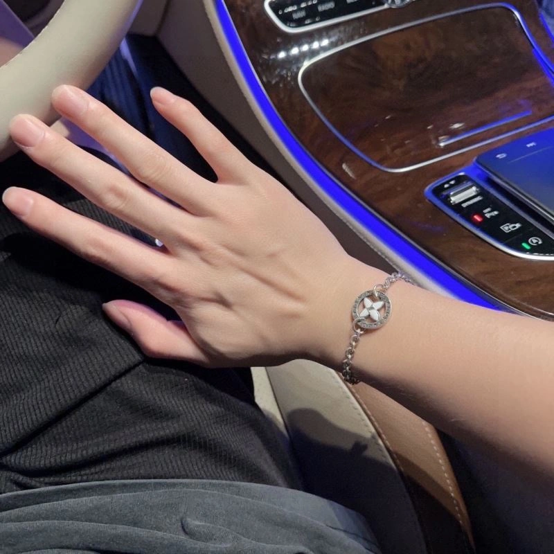 Louis Vuitton Bracelets Fashionable 250879