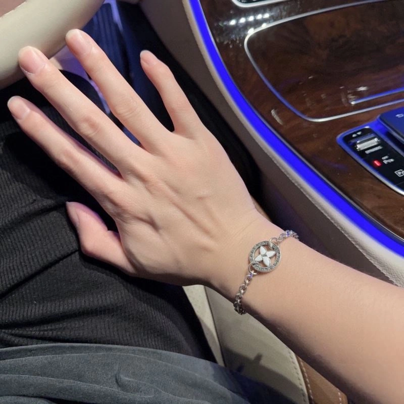 Louis Vuitton Bracelets Fashionable 250879