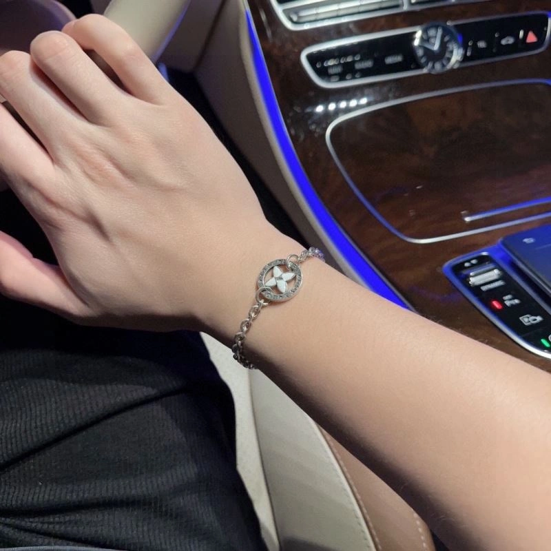Louis Vuitton Bracelets Fashionable 250879