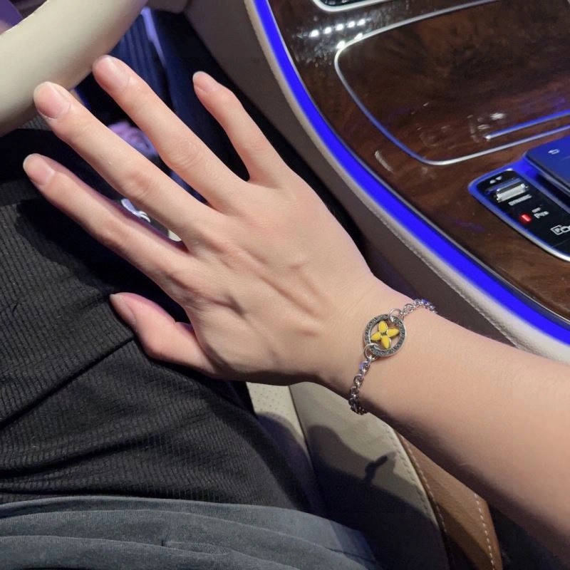 Louis Vuitton Bracelets Sporty 250870