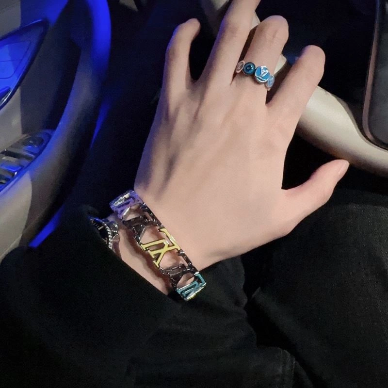 StreetReady Louis Vuitton Bracelets 250860