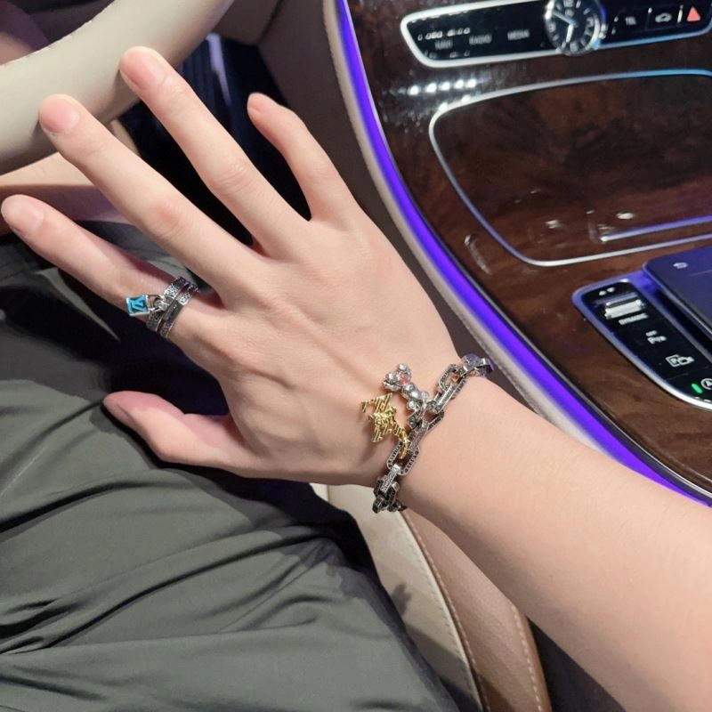 Louis Vuitton Bracelets Trendy 250834