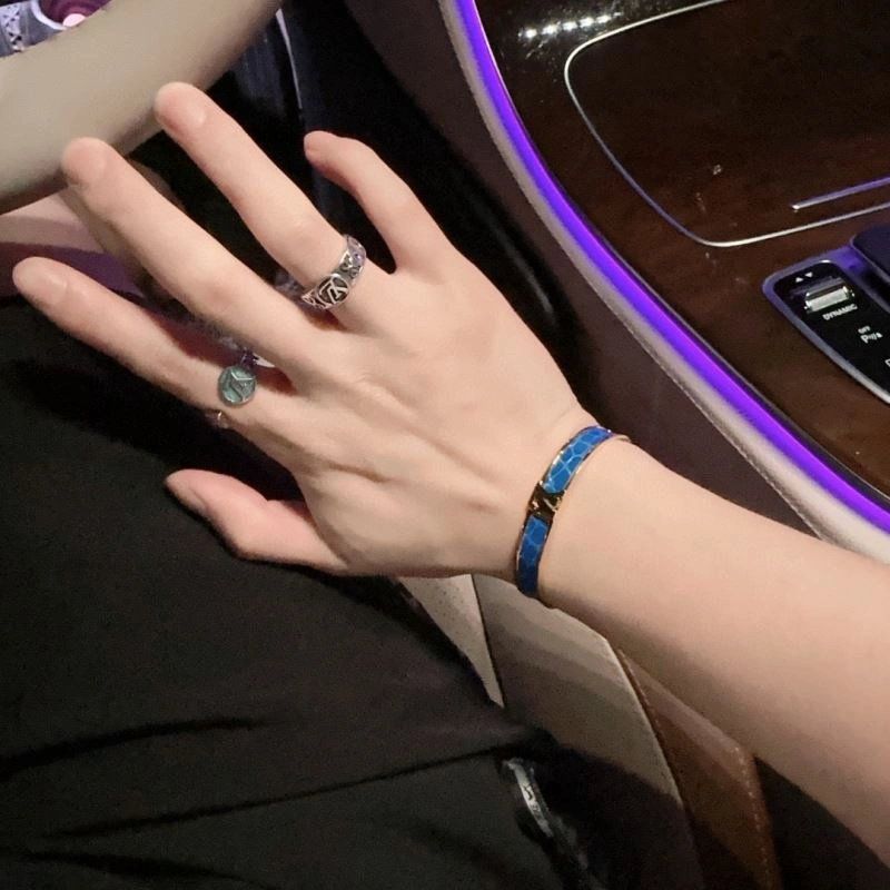 Sophisticated Louis Vuitton Bracelets 250836