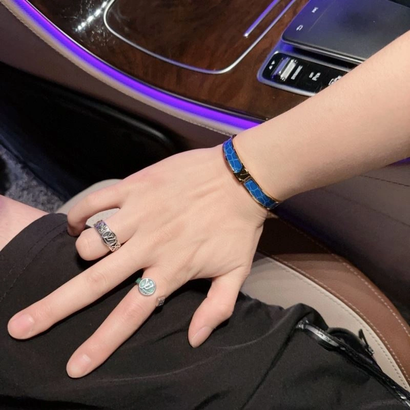Sophisticated Louis Vuitton Bracelets 250836