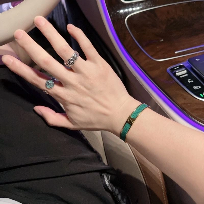 Louis Vuitton Bracelets Minimalist 250837