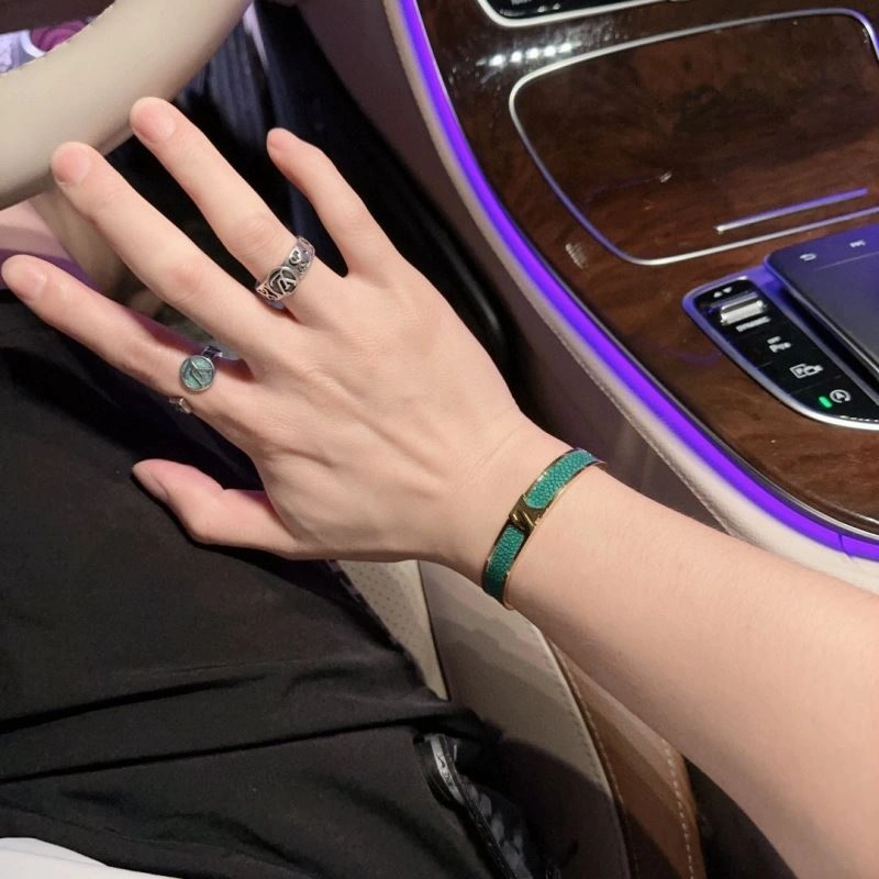 Louis Vuitton Bracelets Minimalist 250837