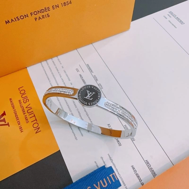 Louis Vuitton Bracelets Fashionable 250787