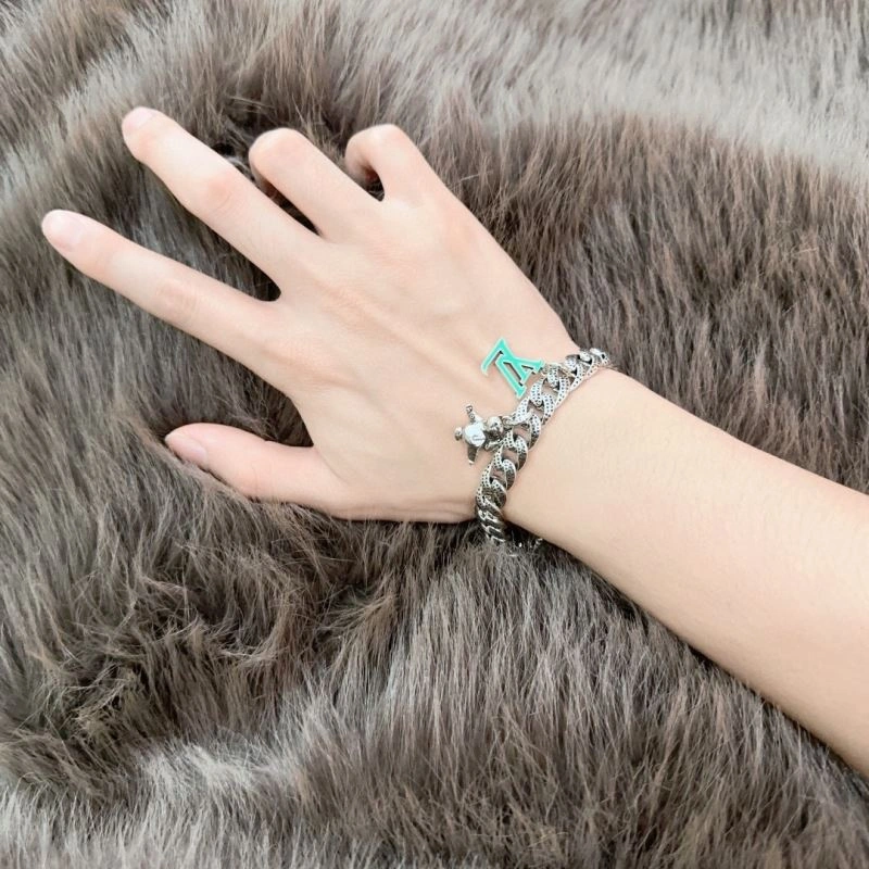 Fashionable Louis Vuitton Bracelets 250807