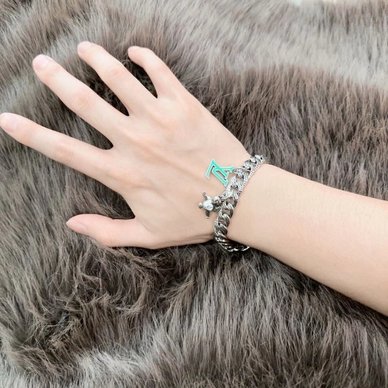 Fashionable Louis Vuitton Bracelets 250807