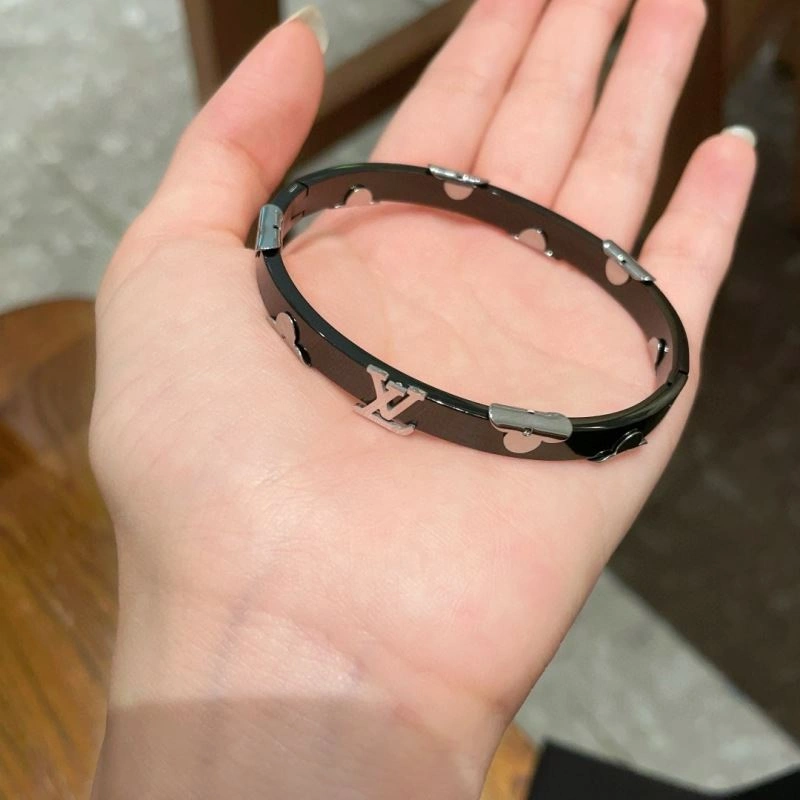 RelaxedFit Louis Vuitton Bracelets 250805