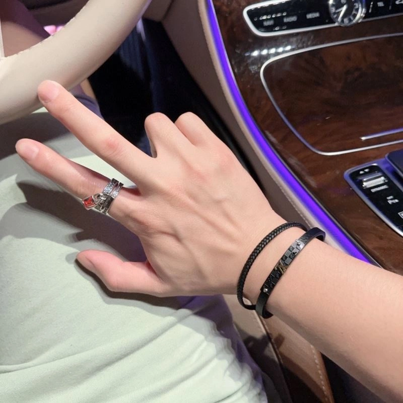 Louis Vuitton Bracelets StreetReady 250781
