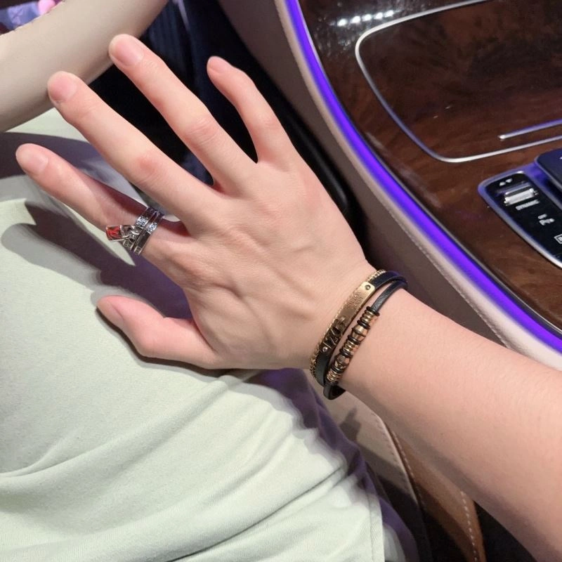Vibrant Louis Vuitton Bracelets 250779