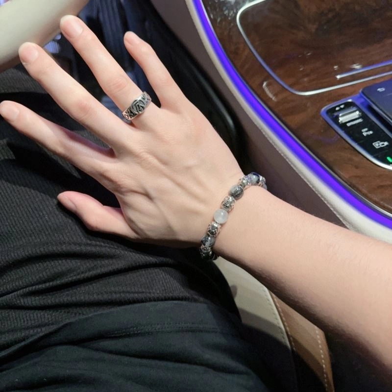 Louis Vuitton Bracelets Neat 250768