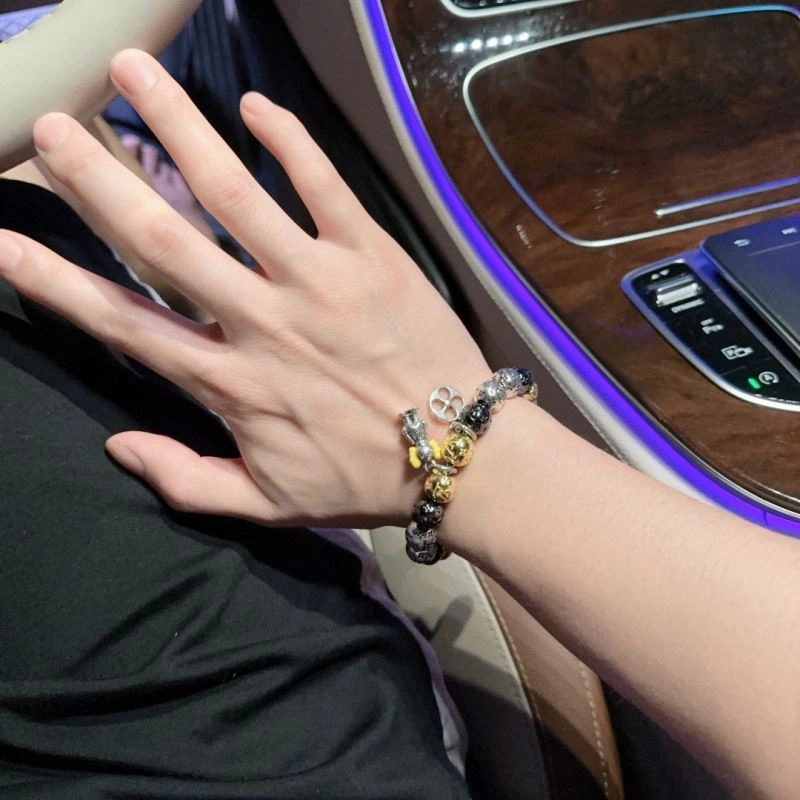 Premium Louis Vuitton Bracelets 250750
