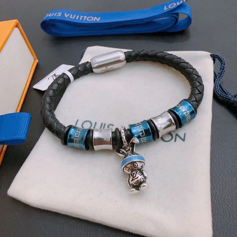 Compact Louis Vuitton Bracelets 250741