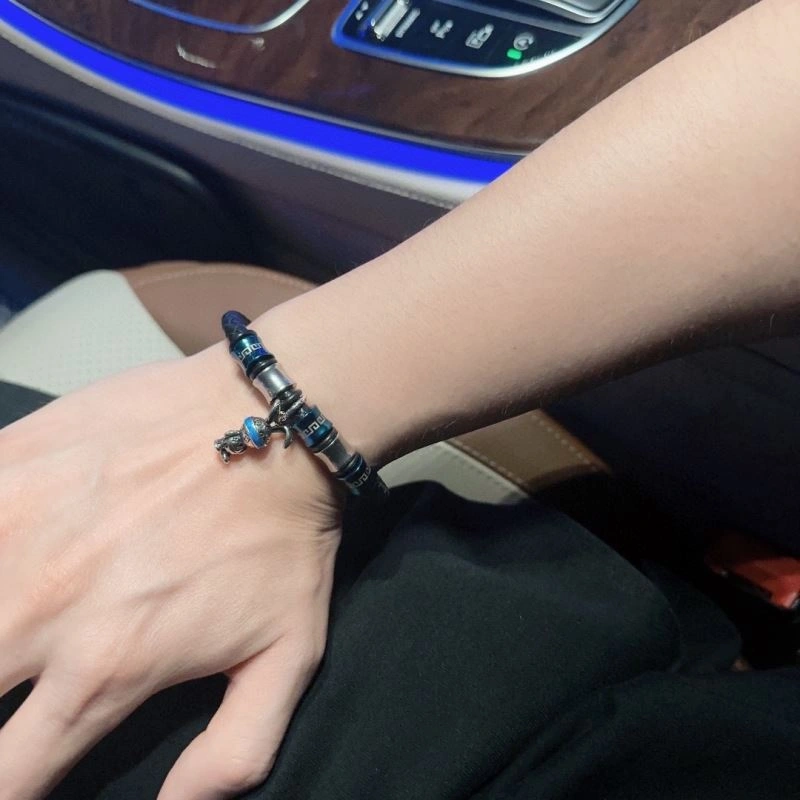 Compact Louis Vuitton Bracelets 250741