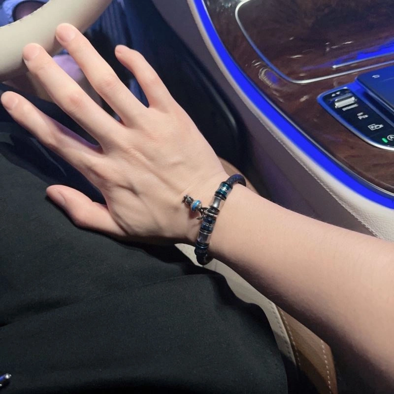 Compact Louis Vuitton Bracelets 250741