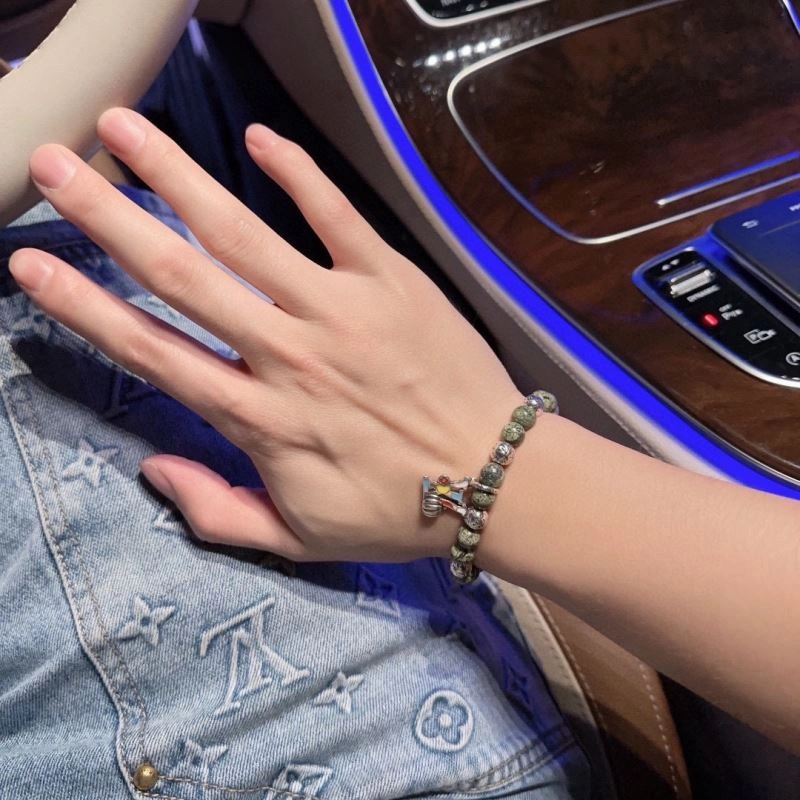 Louis Vuitton Bracelets ZipUp 250736