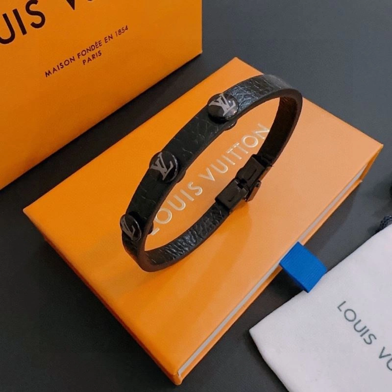 Compact Louis Vuitton Bracelets 250732