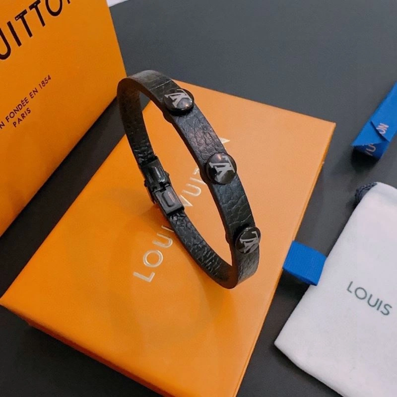 Compact Louis Vuitton Bracelets 250732